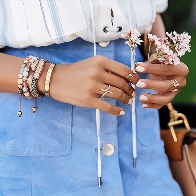 夏天担心藏不住“蝴蝶袖”？集齐明星博主教你“手镯转移*法大**”