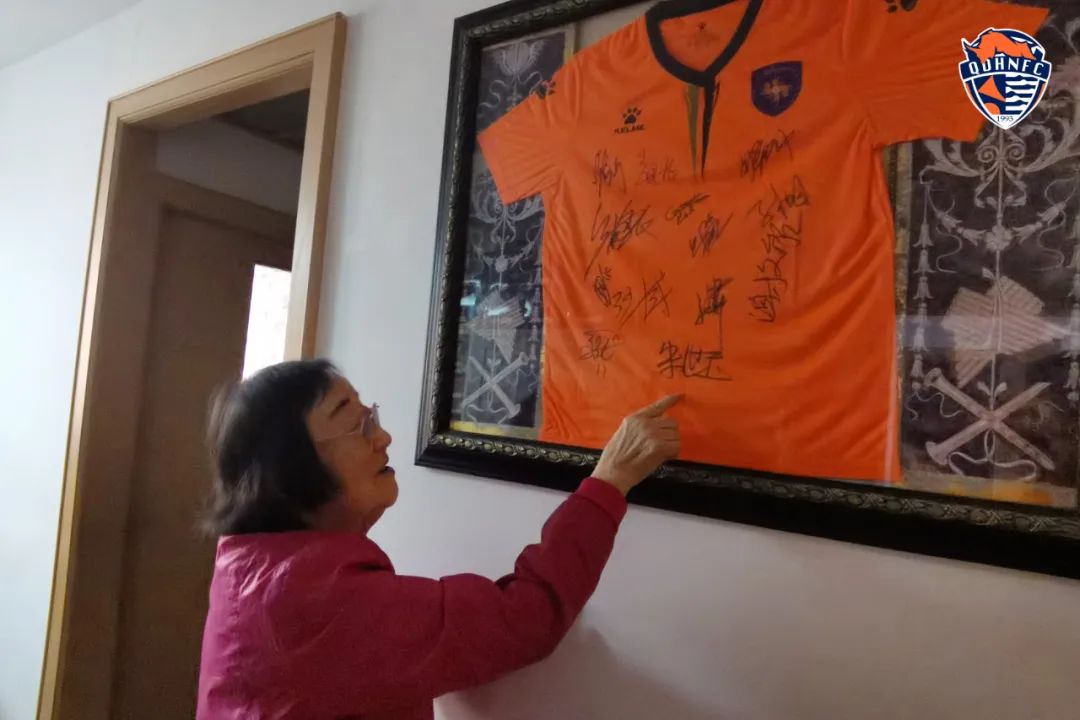 永远的第12人丨许英行奶奶：抗美援朝老英雄与青岛足球的不解之缘