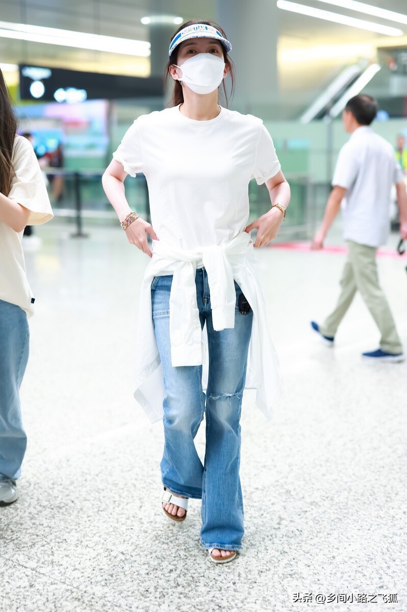 江疏影身穿简单白Tee搭配牛仔裤低调现身北京机场