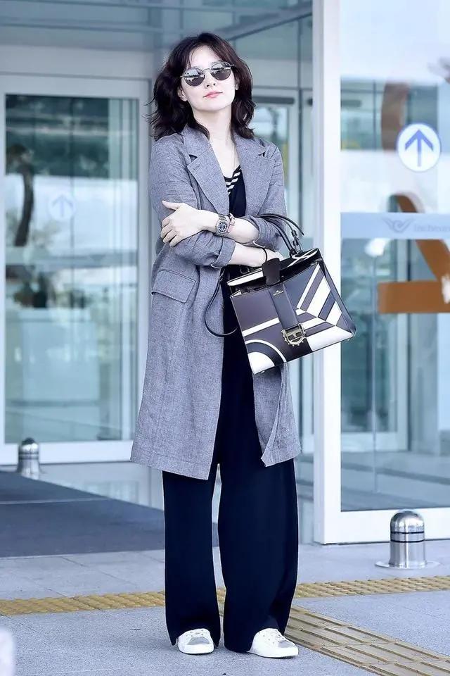 李英爱着装风格解析,李英爱穿黑色礼服