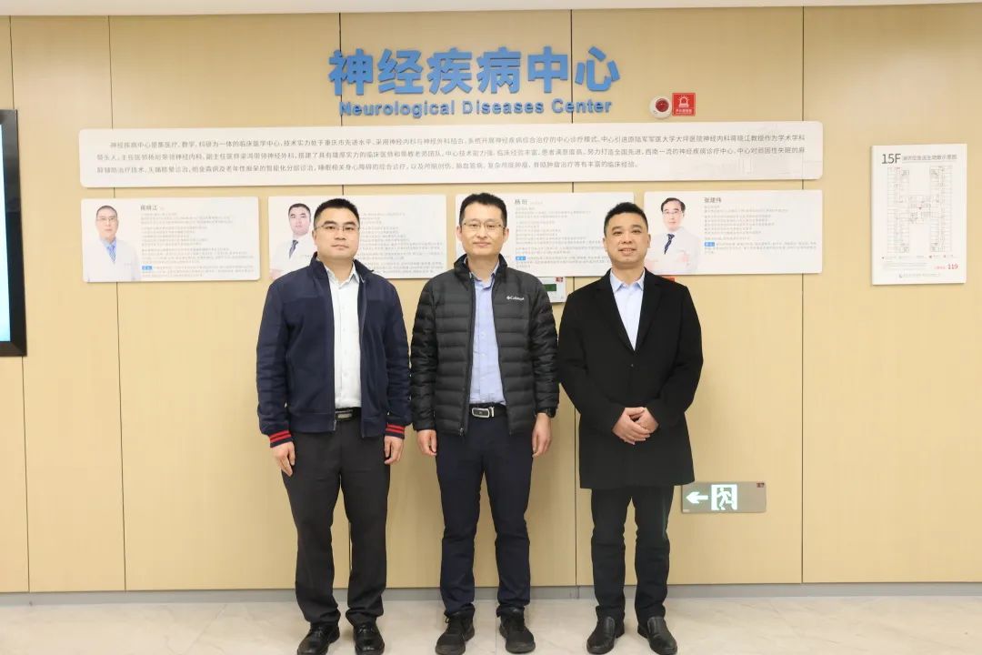 北京天坛医院神经外科专家李储忠教授来西区医院会诊及手术示范