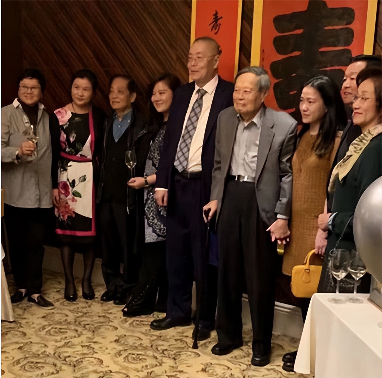 杨振宁100岁与翁帆合影近照,杨振宁和翁帆的亲密照