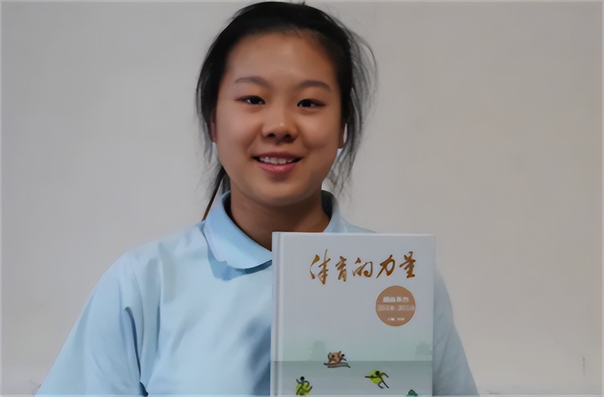 罗子欣一字马出考场,罗子欣一字马