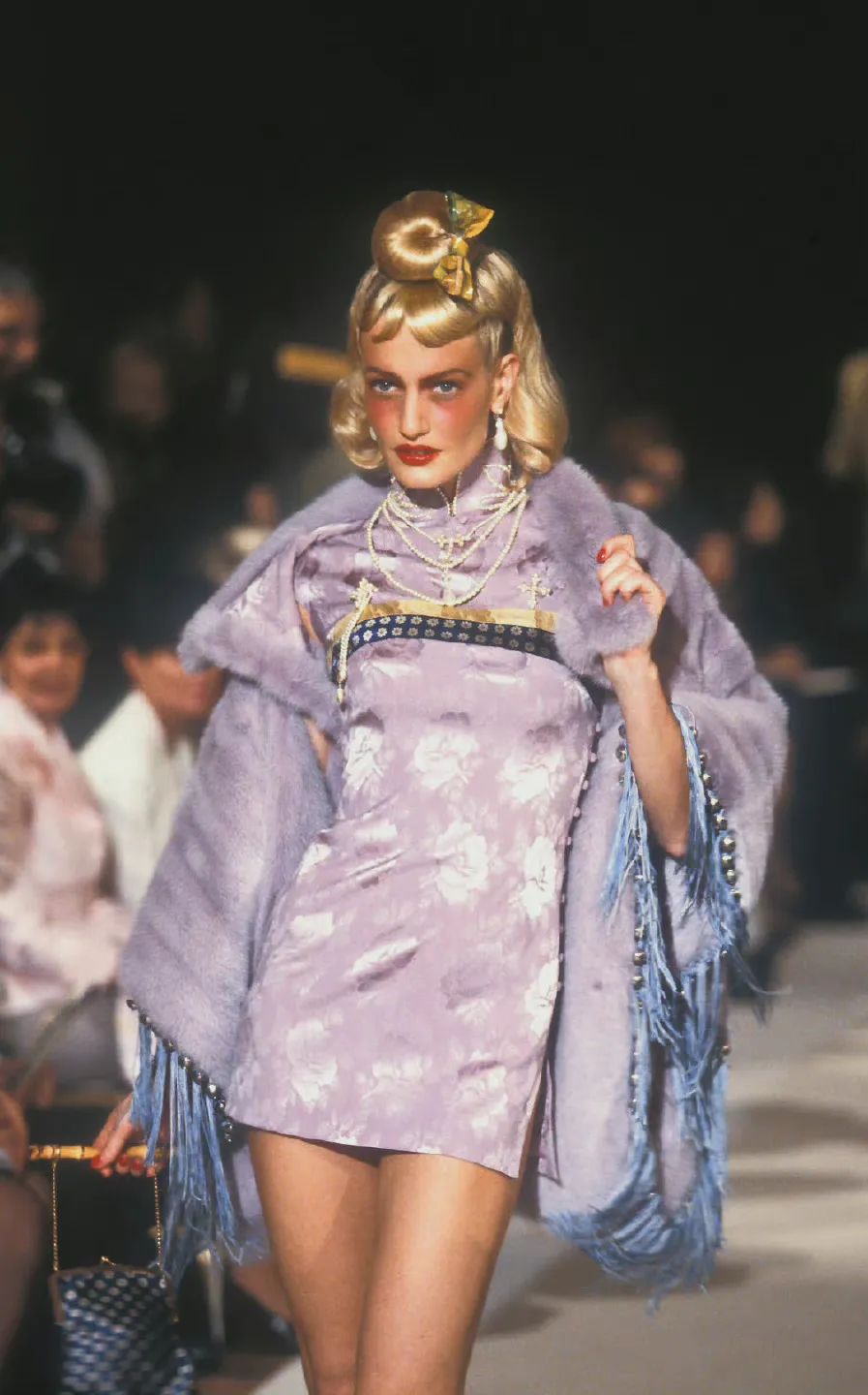 赵露思穿上廉价中国风礼服，俗成了18线网红