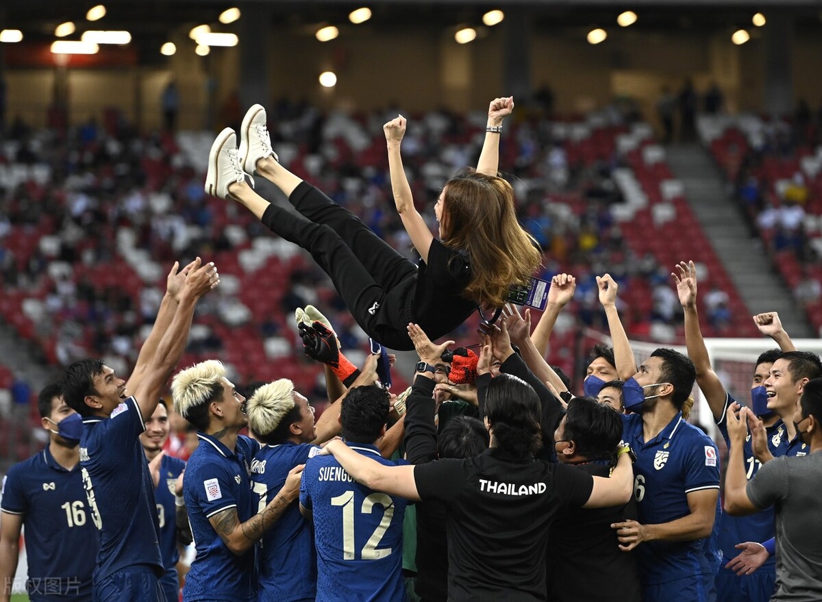 国足2:3惜败,国足2比1输球视频