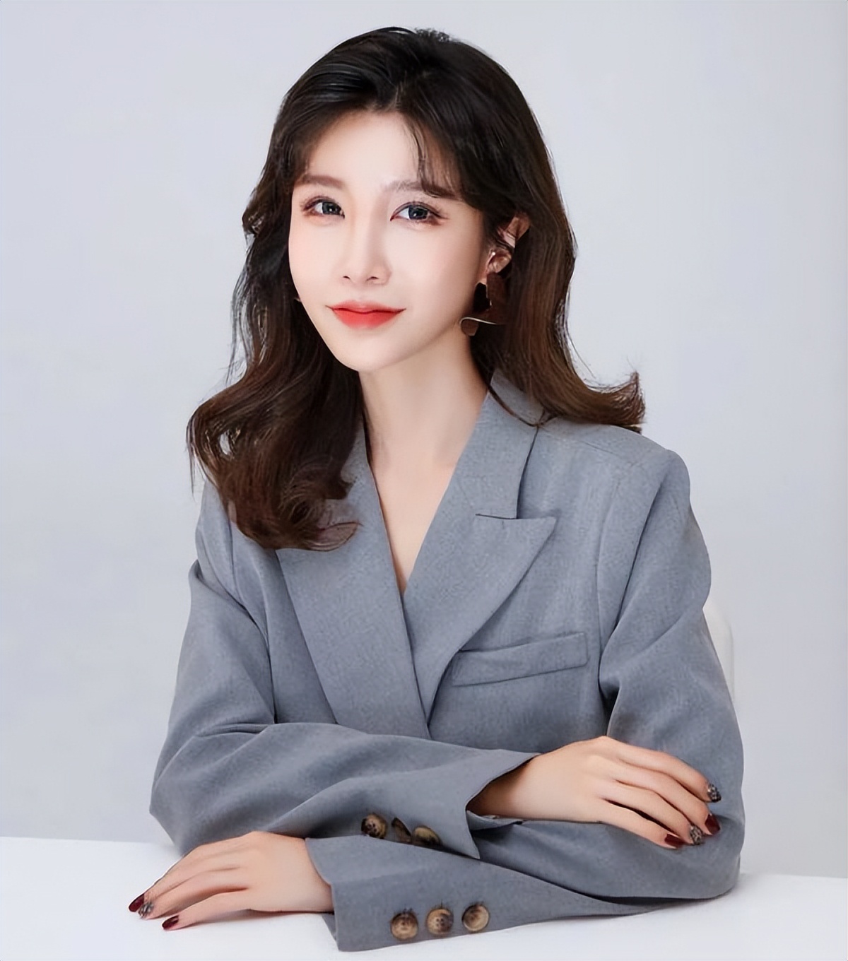 网红富婆租车拍视频装有钱人,养豹的富婆