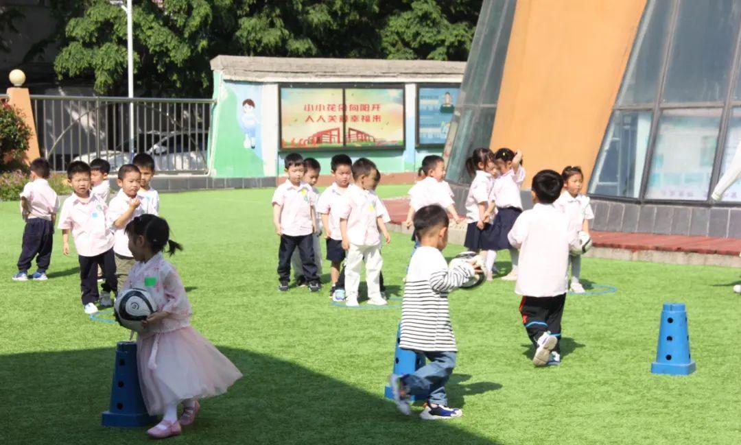 幼儿园足球游戏活动优秀案例分享,幼儿园零基础足球游戏