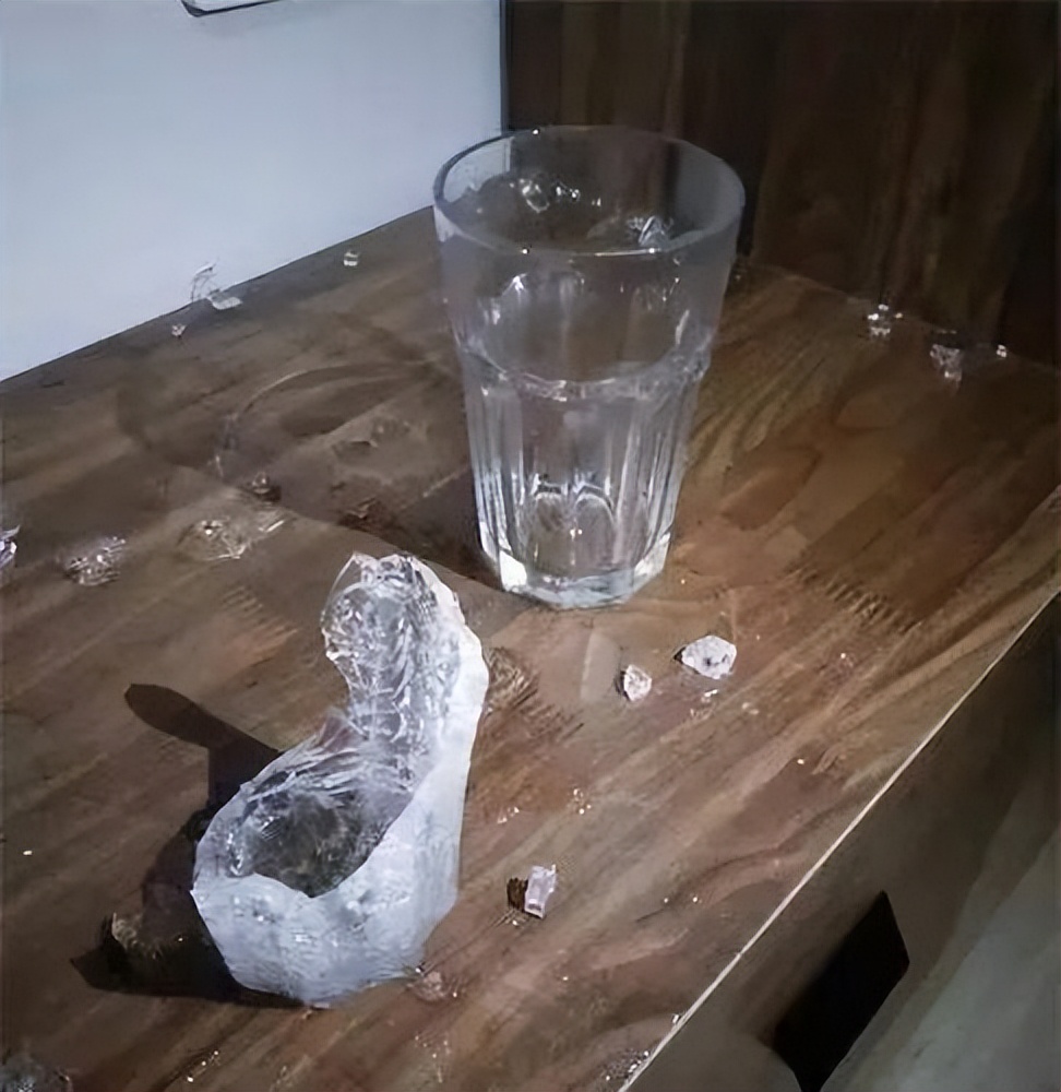 为什么玻璃杯会自己爆裂,为什么玻璃杯会突然爆炸