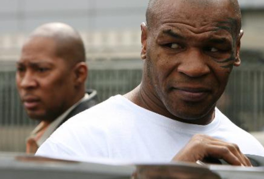 2006年，拳王泰森来华瞻仰毛主席遗容，坦言：在他面前，我很渺小