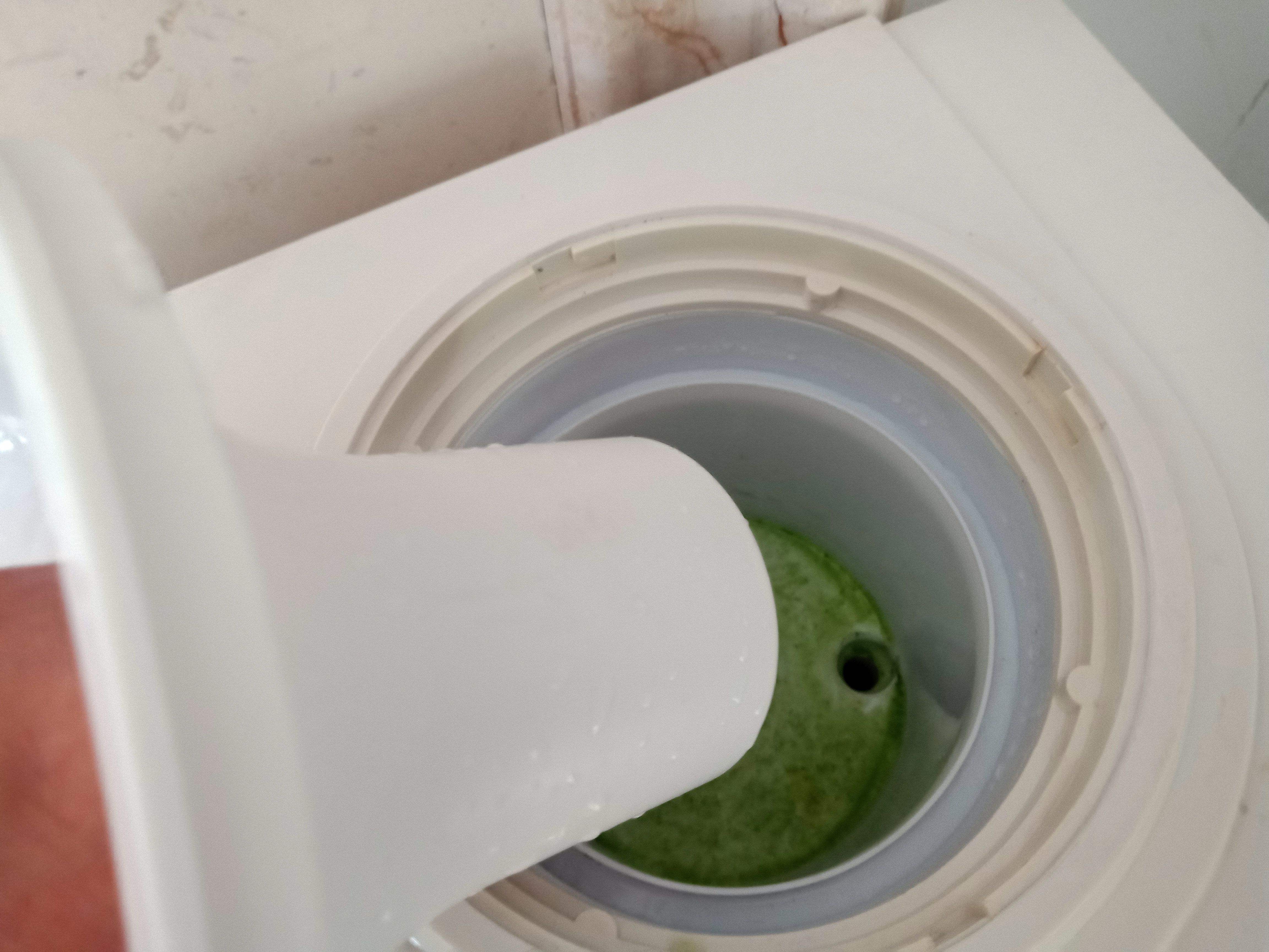 饮水机的桶里面脏了如何才能清洗,饮水机的热水和冷水管都得清洗吗