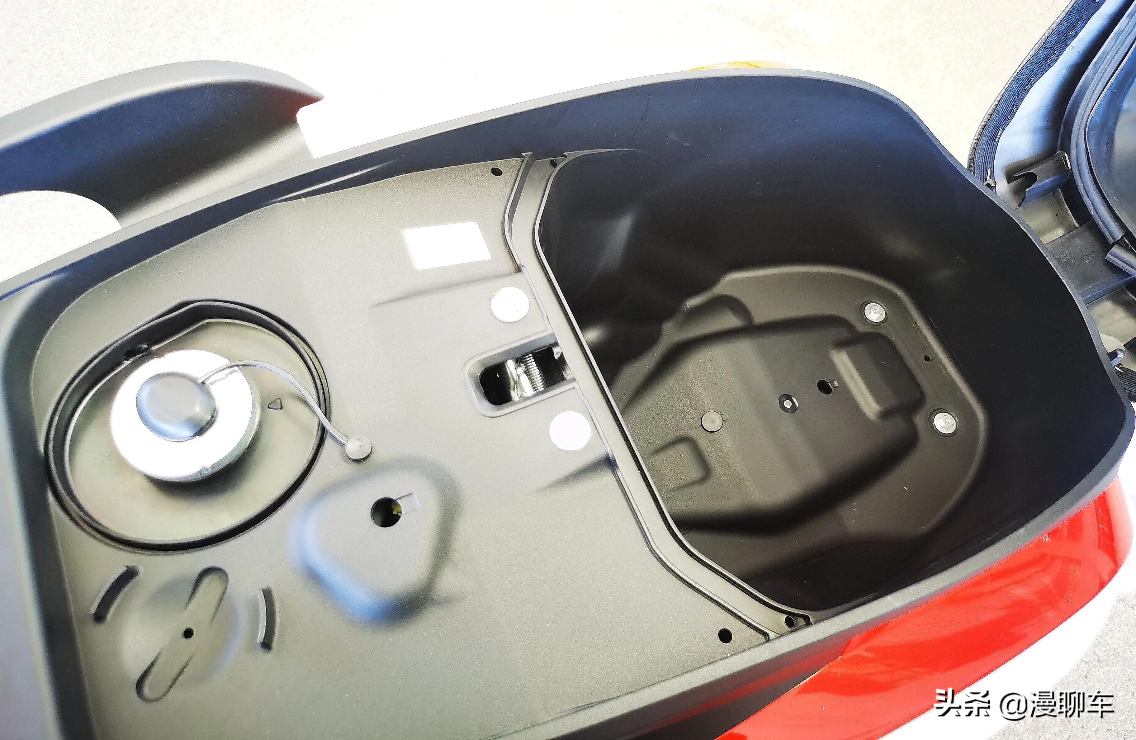 本田复古踏板ns125la介绍,新大洲本田复古踏板ns125落地价