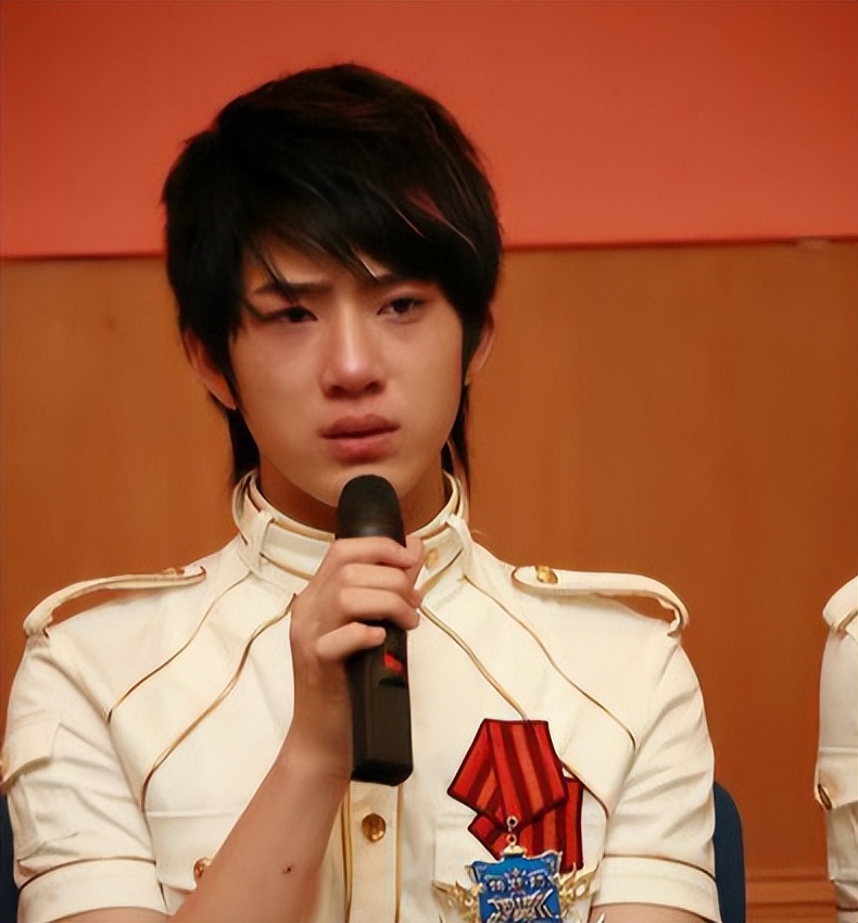 井柏然奶奶养大父母认亲视频,井柏然成为大明星后父母再来认亲