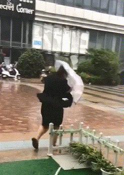 这个抹胸裙是怎么保证它不掉下来的？