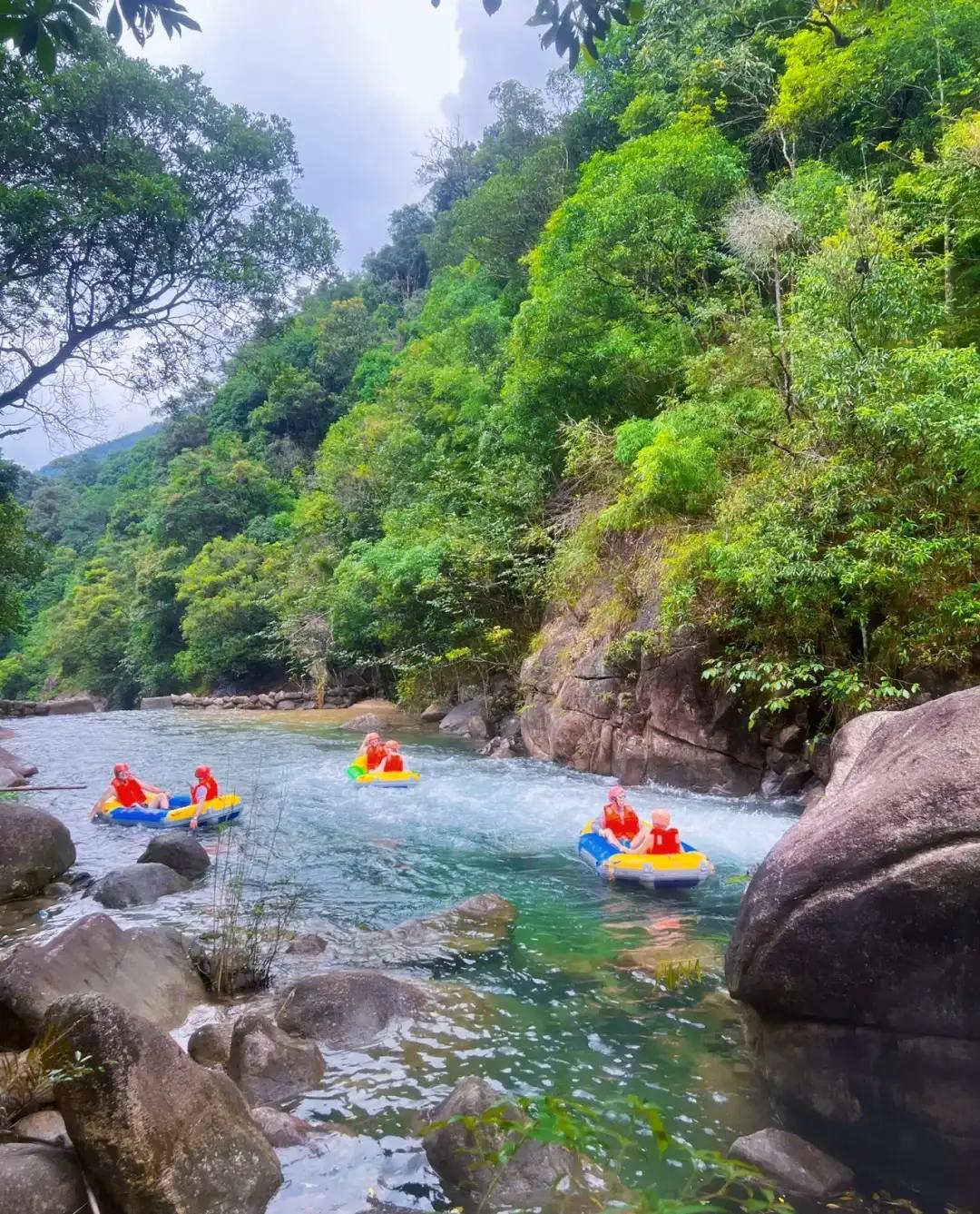 都说“玩漂流就去清远”，但是被誉为“全球漂流之霸”却在广州