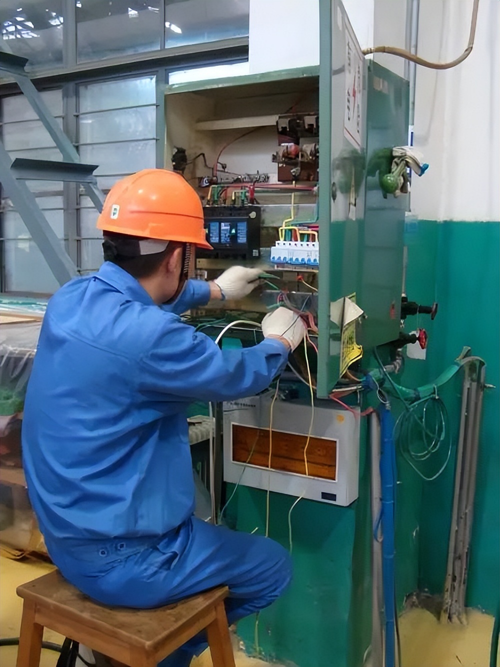 初学者学习电工的基本知识,电工就应该熟练地掌握各种技巧