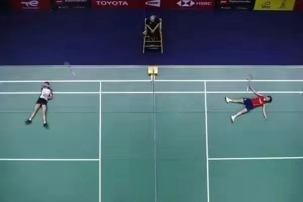 陈雨菲脚踝受伤视频,陈雨菲比赛中脚崴到了很痛的视频