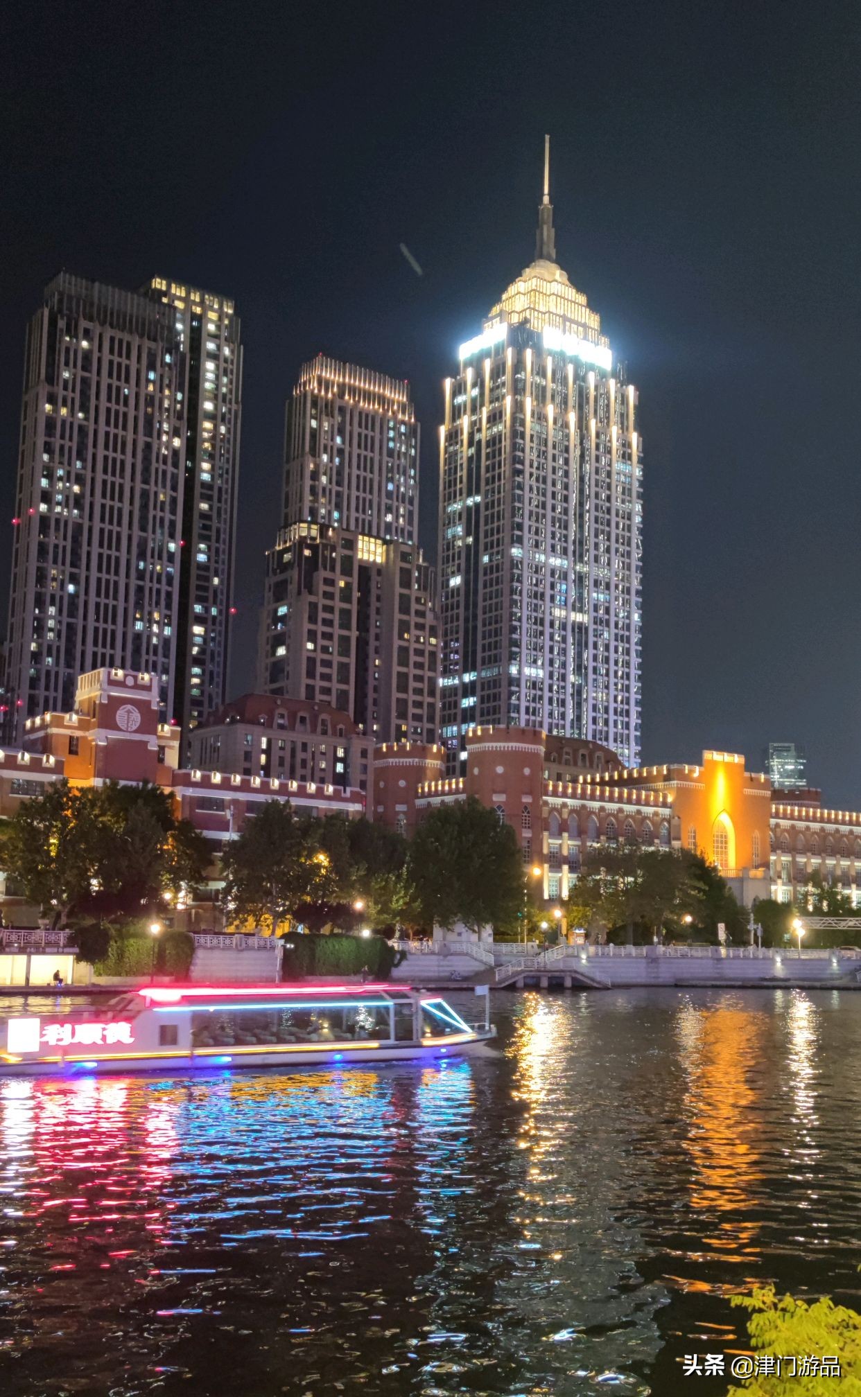 天津东疆港海岸出现荧光海，蓝色海光美轮美奂，网友评论：还有吗