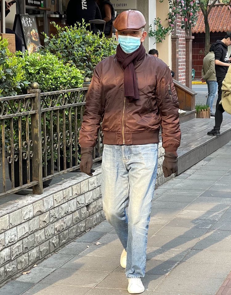 60岁大叔穿休闲鞋好还是老爹鞋好,40岁男人照样可以穿帆布鞋