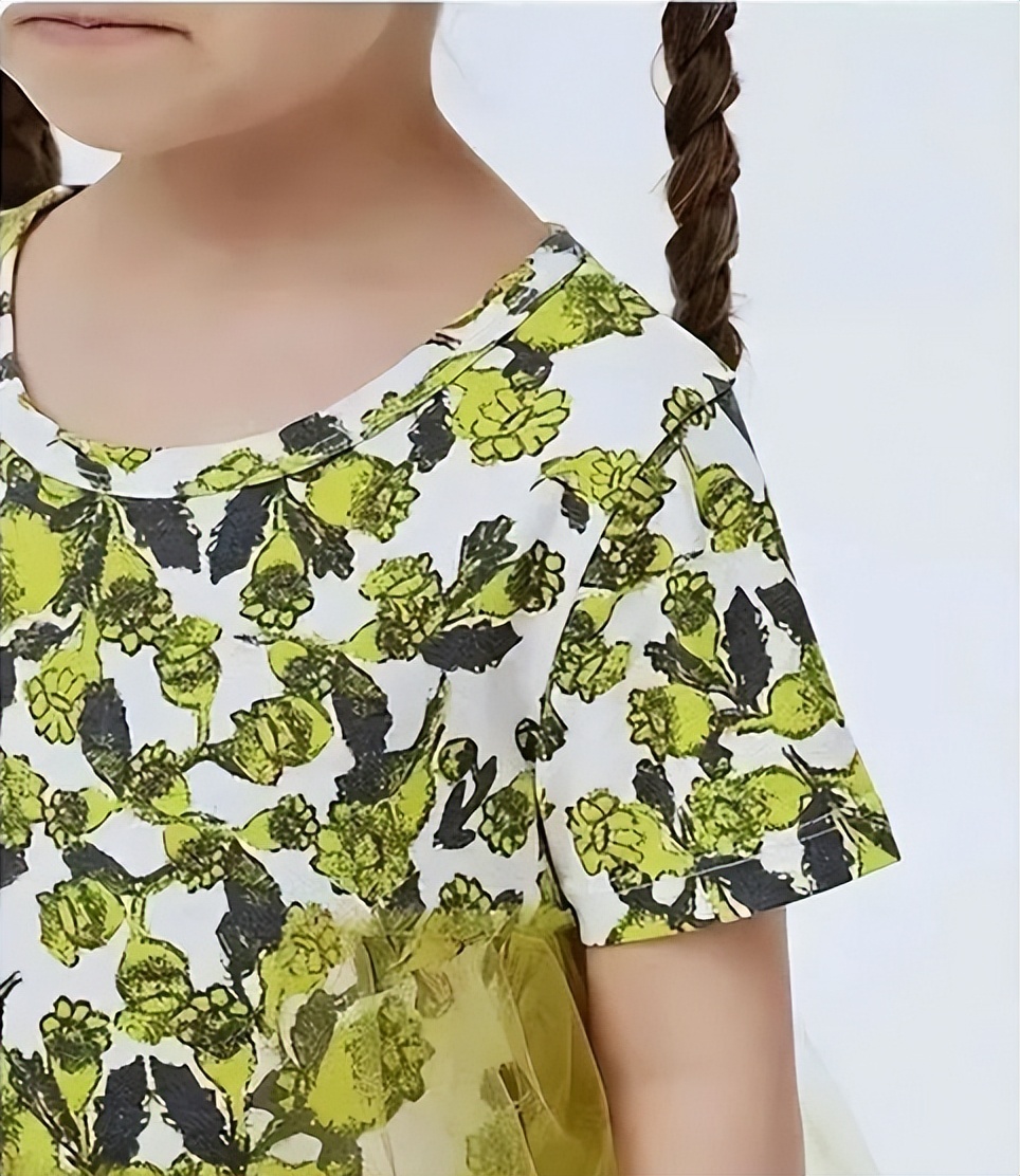 毒教材插图事件谁曝光的,江南布衣童装诡异细节