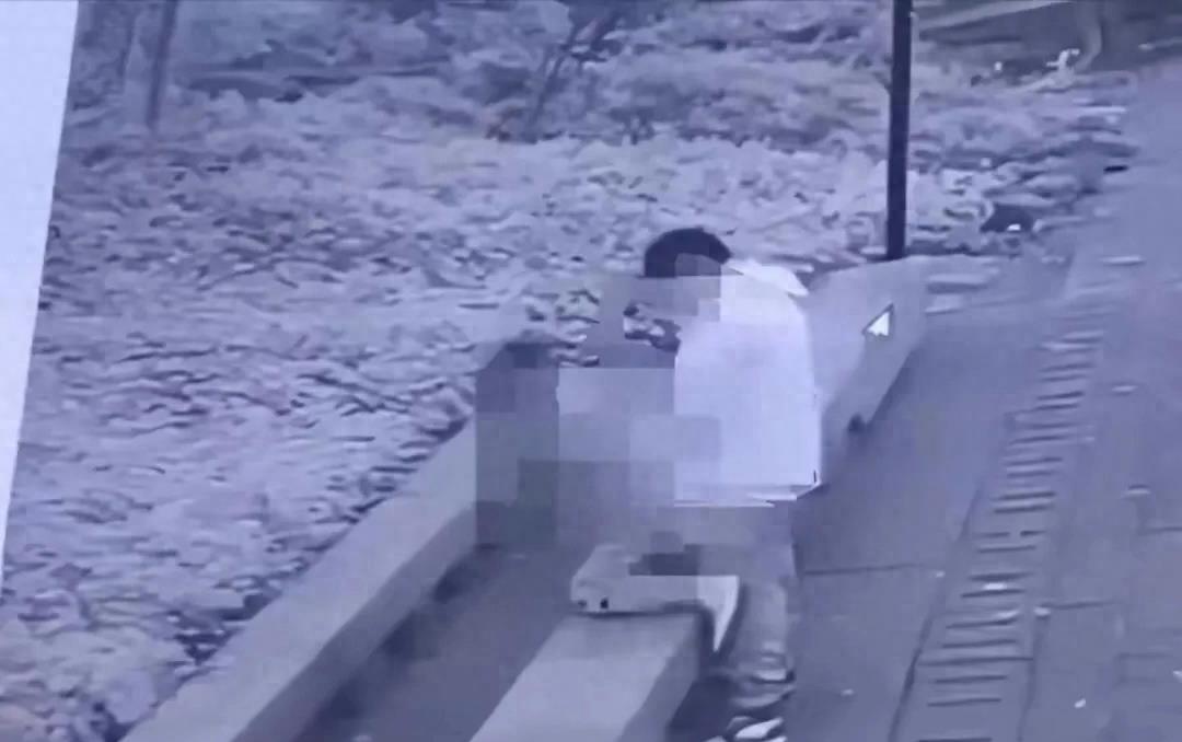 露骨爱爱遭直播，男女主角被拘留！