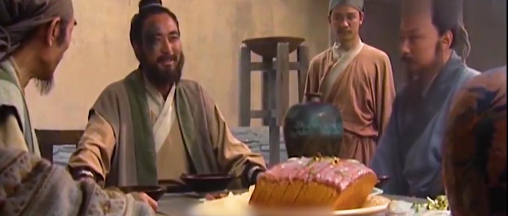 洒枸杞假装喷血、演尸体玩手机，这些穿帮镜头好敷衍，个个离谱