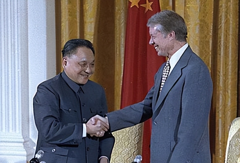 1977年美国务卿访华，谈及台湾问题时邓公放话：只给你们两个选择