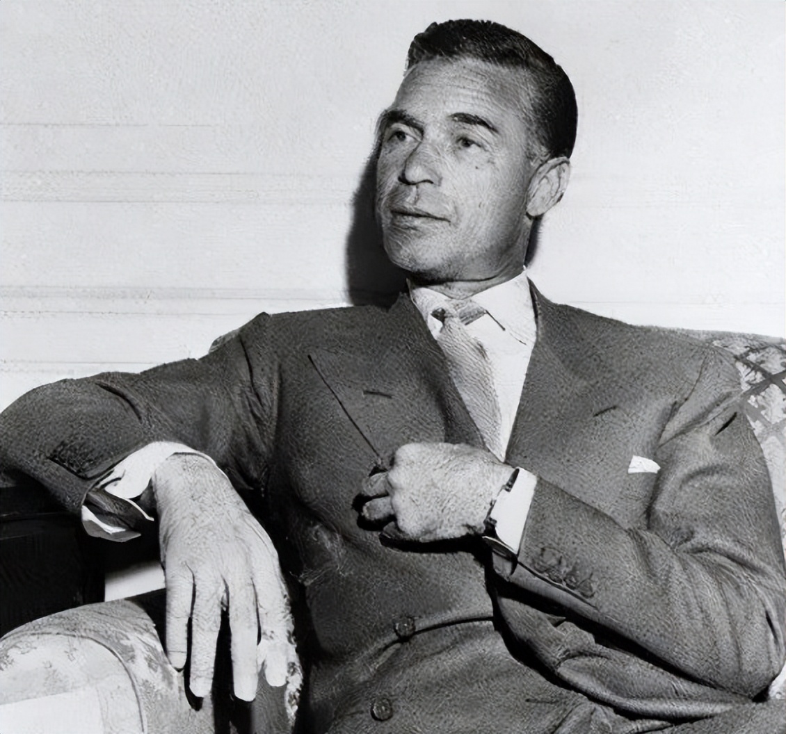 “软饭王”鲁维罗萨：娶过5位富婆，被送轰炸机和超跑，56岁身亡