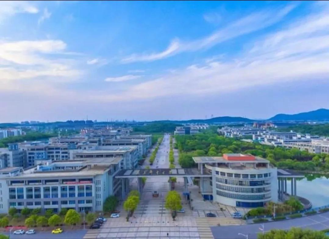 一所大学号称“通信小清华”，分数不高，就业很好，你愿意去吗？