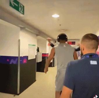 意大利男篮教练亲吻字母哥,意大利教练抱字母哥