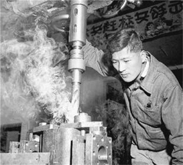 机械厂普通工人，55岁官至副国级，历任北京市委书记，此人是谁？