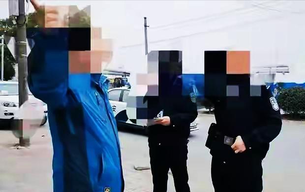 15岁男孩撞破母亲奸情，*夫情**掐脖子母亲按双腿，男孩放弃挣扎