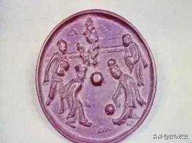 足球是古代的蹴鞠演变过来的,足球运动最早起源于我国古代蹴鞠