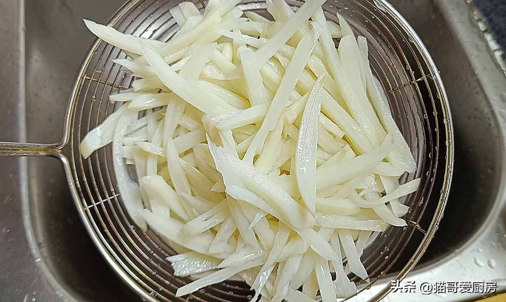 莲藕做泡菜好吃又简单,做泡菜黄瓜白糖加莲藕做法