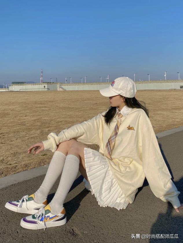 黑色的高帮帆布鞋配长裙子好看吗,黄色帆布鞋搭配什么裙子最好看