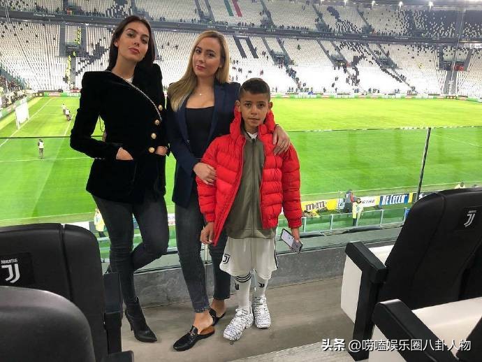 梅西老婆手抓红酒杯跳舞,梅西妻子晒全家庆祝夺冠合照