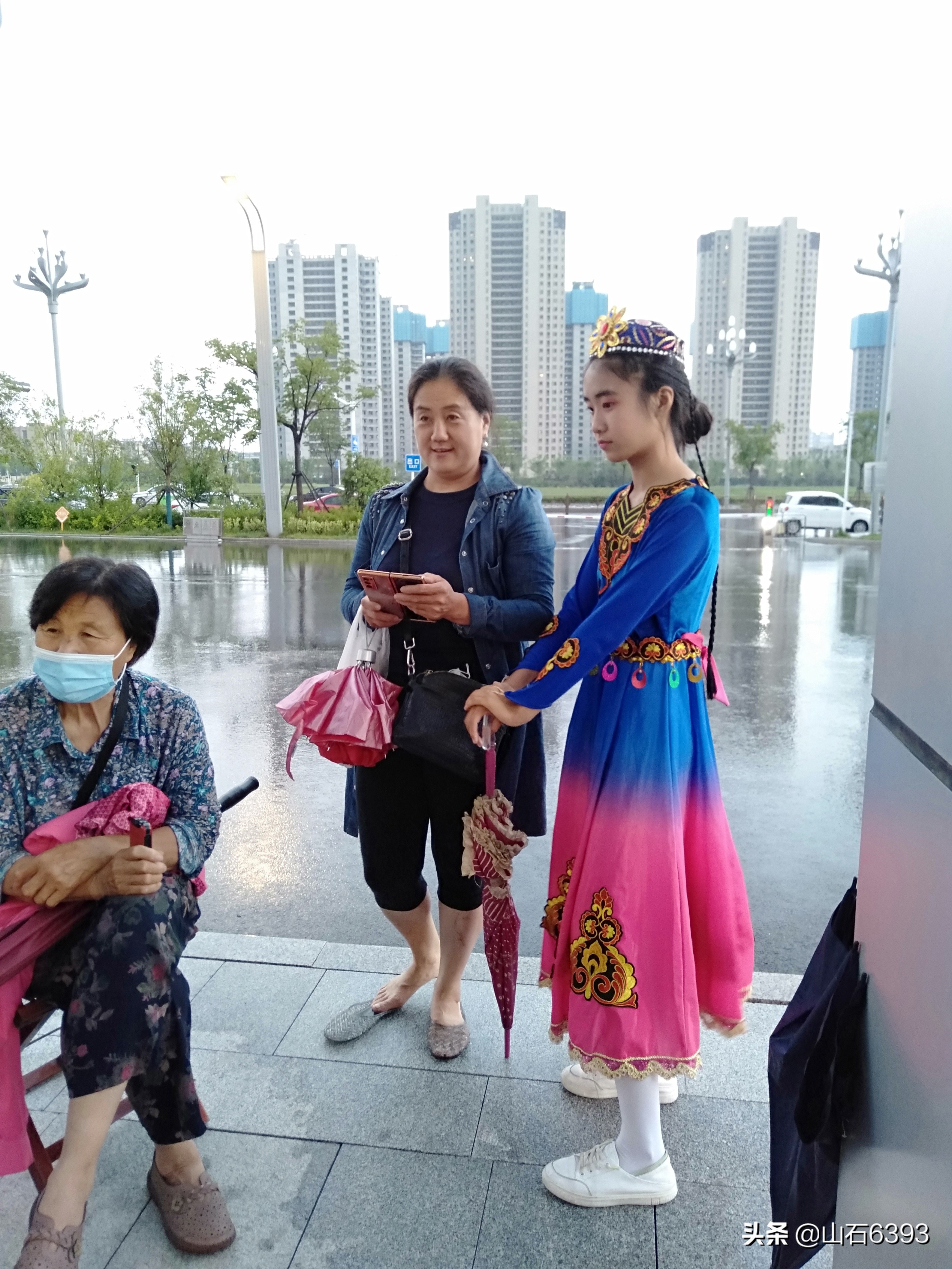 张梅：平度高铁站广场上的庆七一文艺汇演“花絮”～“雨前”幕后