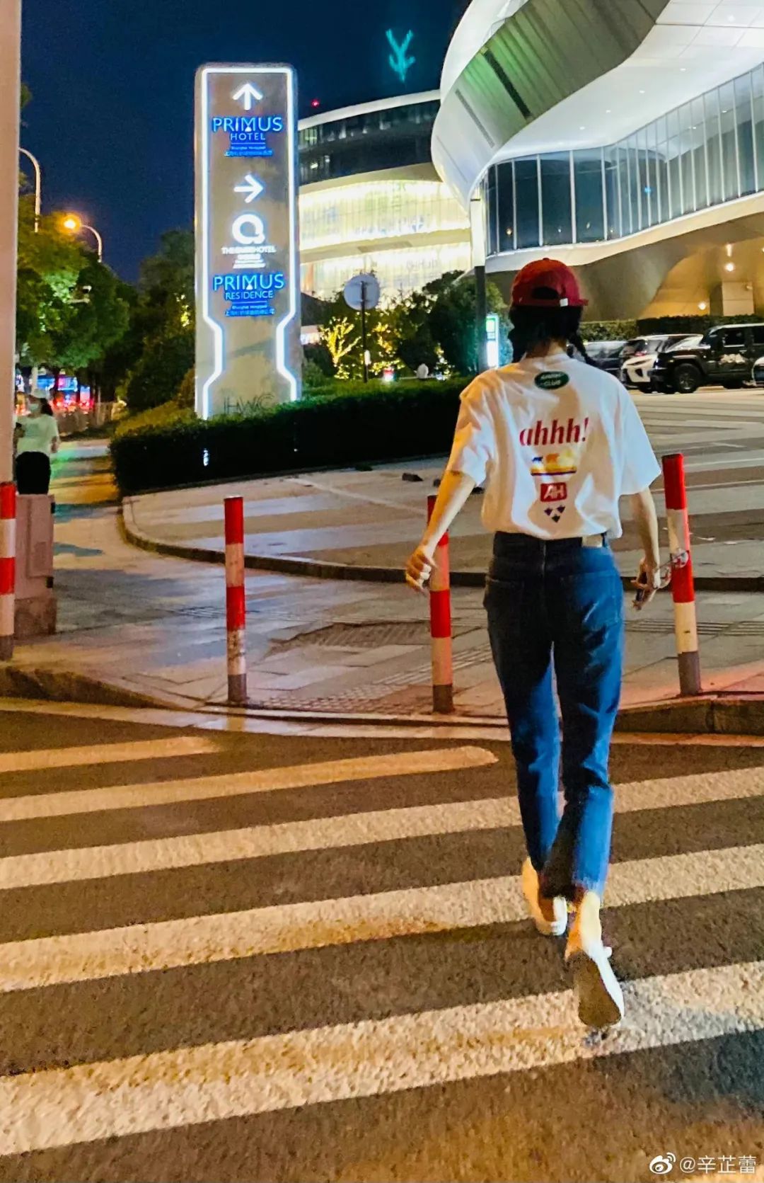 彩色大t恤怎么穿好看,今年时髦宽松t恤