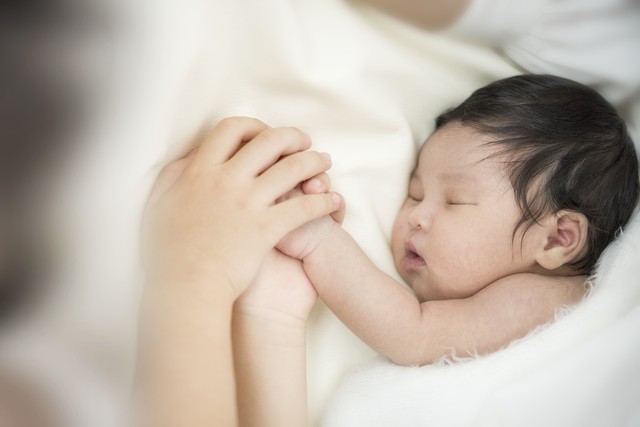 宝宝睡觉时惊跳越来越频繁怎么办,宝宝睡觉时老是惊跳什么原因