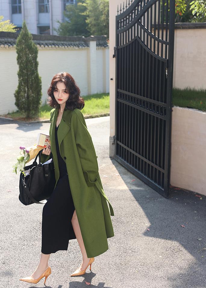 秋冬素色大衣太单调这样穿更高级,黑色大衣冬季怎么穿出时髦感