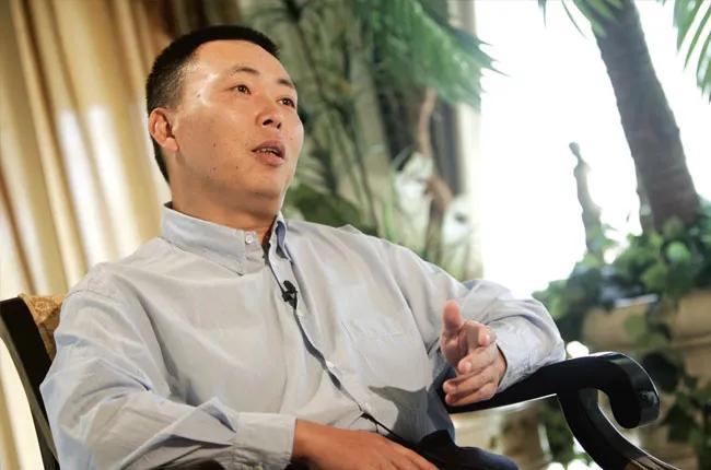 硕士肄业的他与4个商业大佬和5个名牌的关系，花巨资与巴菲特聚餐