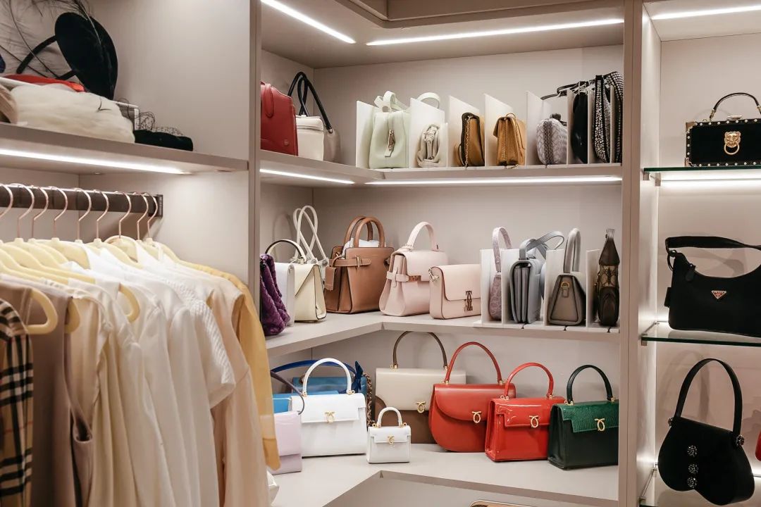 英国女王最喜欢的包包牌子,英国女王拿的包包价格