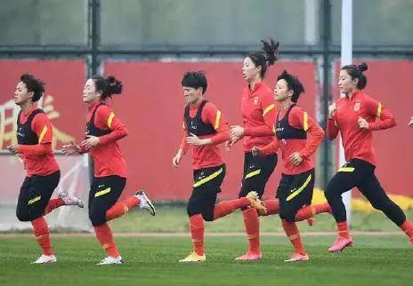 女足腹肌pk男足腹肌,中国男足中国女足腹肌对比