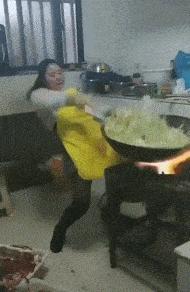 千万不要轻易穿抹胸吃火锅！: