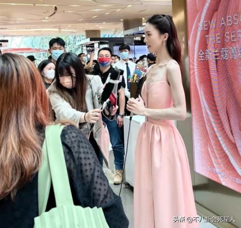 前摄镜头拍人脸为什么变丑,镜头前凹身材