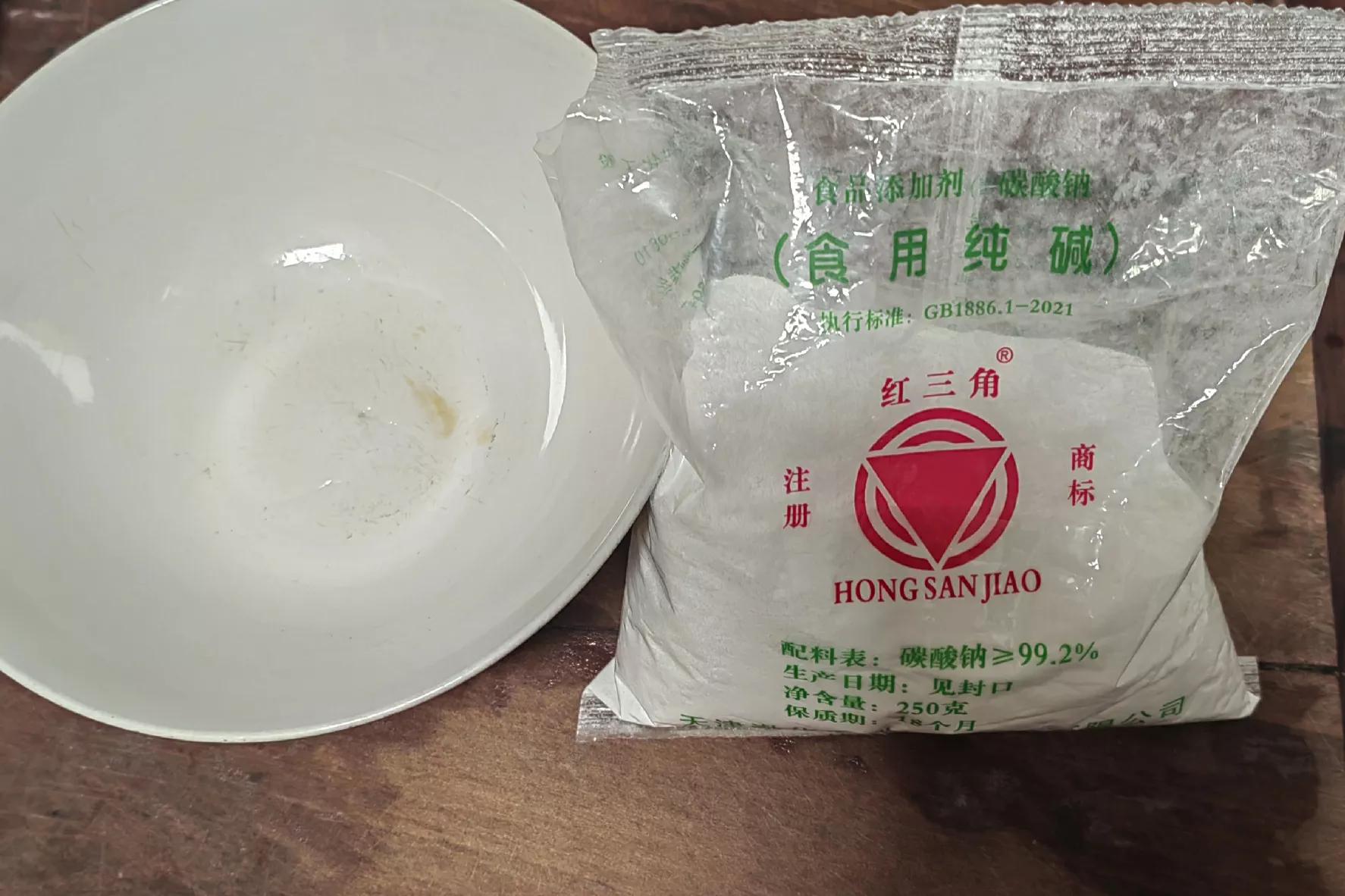 食用碱清除油污妙招,食用碱清洗发霉菜板小妙招