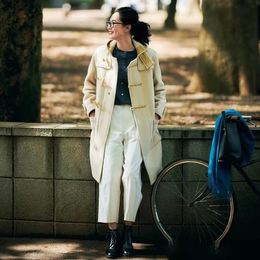 别再乱穿大衣了这样穿才是真高级,白色大衣里面搭配什么颜色显高级