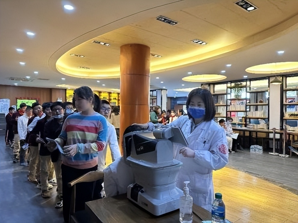 南昌大学二附院眼科中心开展“呵护孩子眼睛，拥有光明未来”大型主题义诊活动