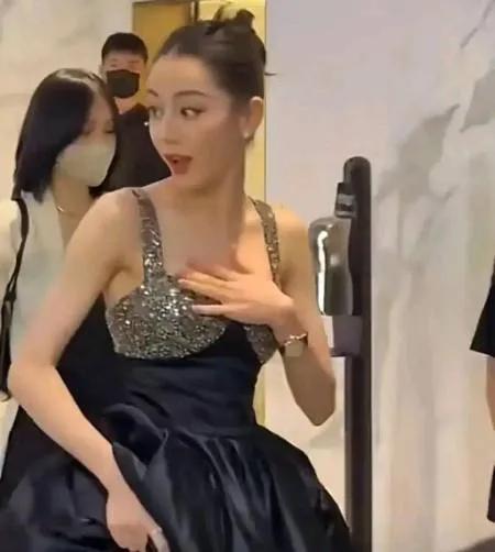 热巴露肩露腰,热巴为什么不露细腰