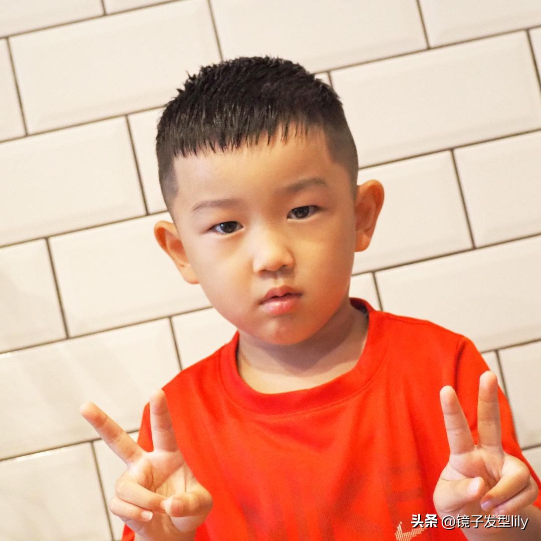 新帅气小男孩发型14款,两边剃光的最帅气小男孩发型