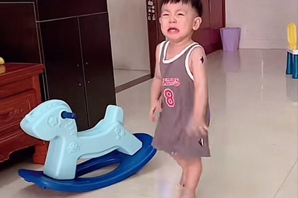 宝宝发脾气摔东西该不该打,孩子摔东西父母应该怎么引导